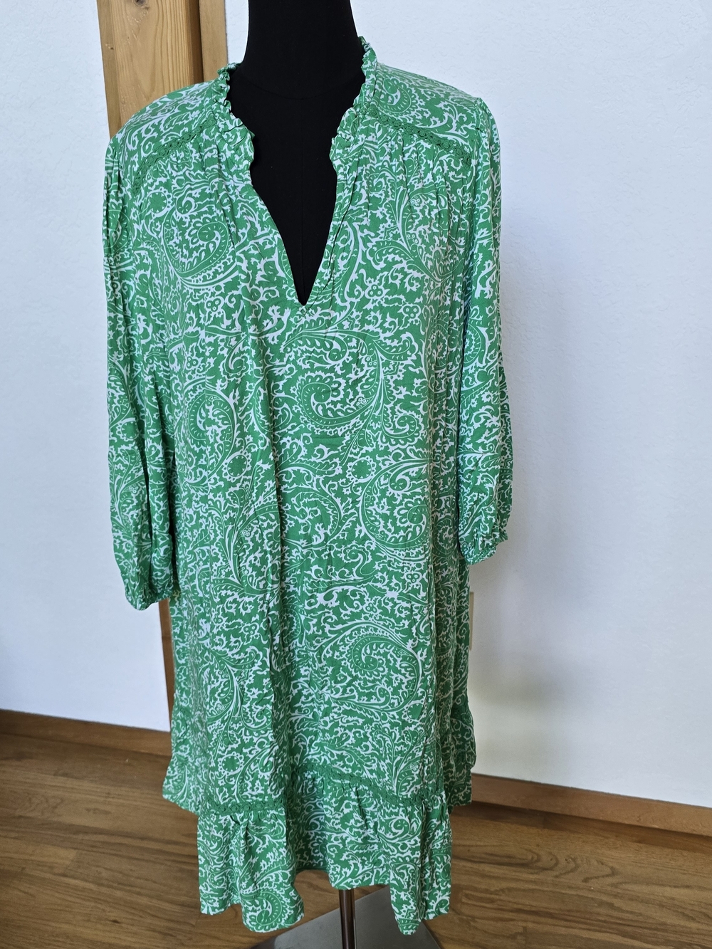 Crown & Ivy Green Printed Top - Size Large